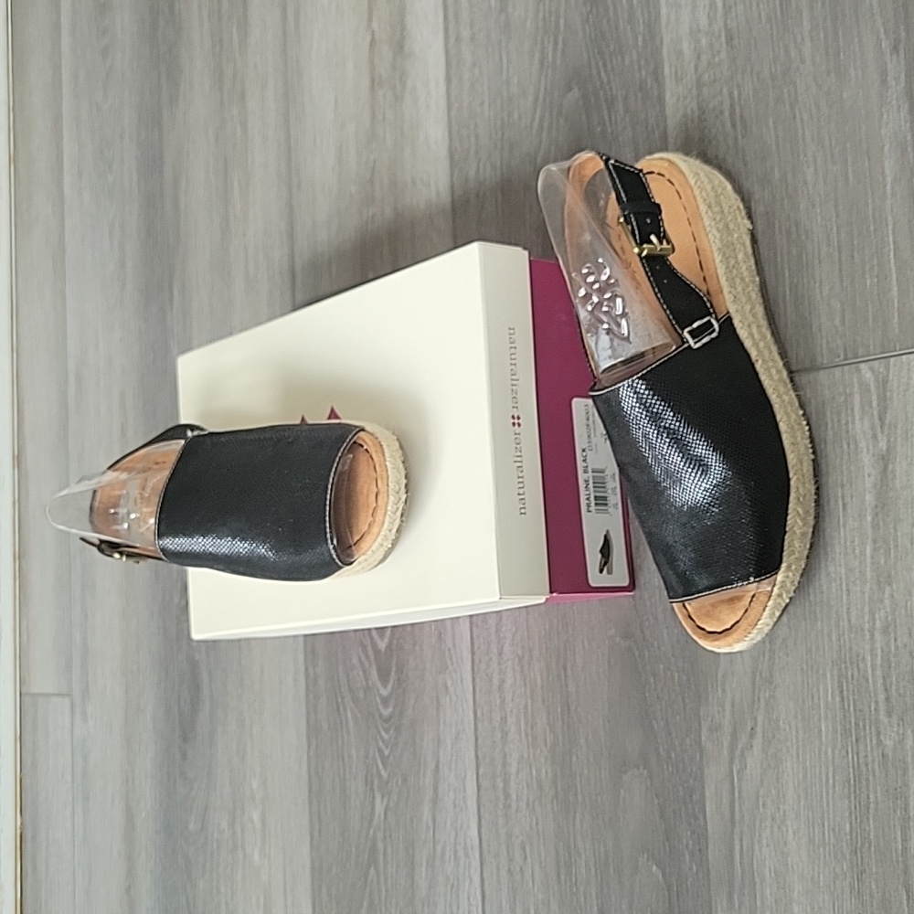 Naturalizer praline black 7 1/2 wide